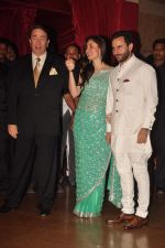 Kareena Kapoor, Saif Ali Khan, Randhir Kapoor at Genelia D_Souza and Ritesh Deshmukh wedding reception in Hotel Grand Hyatt, Mumbai on 4th Feb 2012 (44).JPG